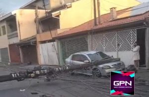 Poste cai em carro e interrompe fornecimento de energia na região sul de São José dos Campos
