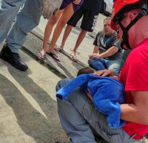 Bebê de 2 meses é salva de engasgo por bombeiros de Caraguatatuba