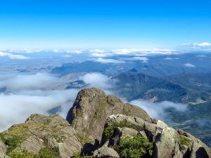 Jovem de 14 anos é resgatada pelo helicóptero Águia no Pico dos Marins