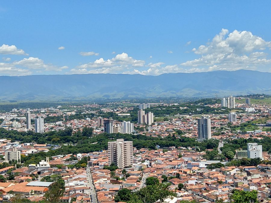 Polícia investiga caso de 3 jovens baleados em frente a uma adega em Guaratinguetá