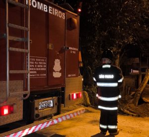 Incêndio em casa em Ubatuba deixa homem de 29 anos com queimaduras graves