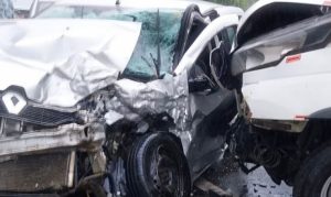 Acidente entre dois carros e caminhão deixa dois feridos graves na Rio-Santos, em Ubatuba