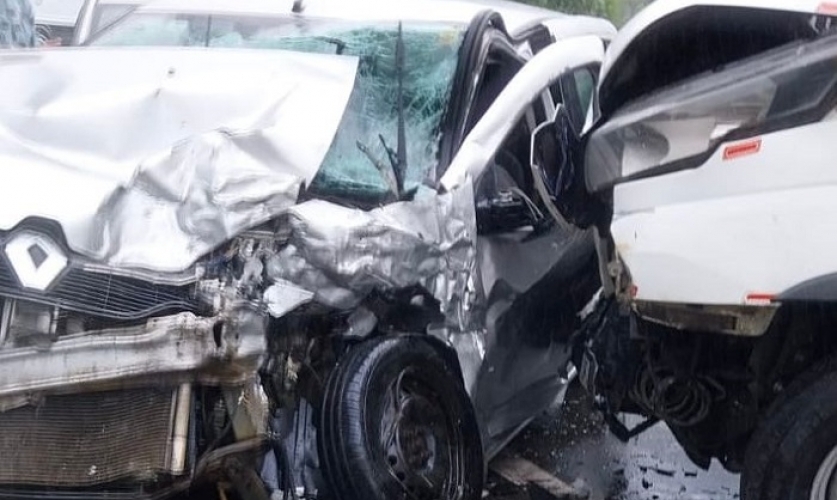 Acidente entre dois carros e caminhão deixa dois feridos graves na Rio-Santos, em Ubatuba