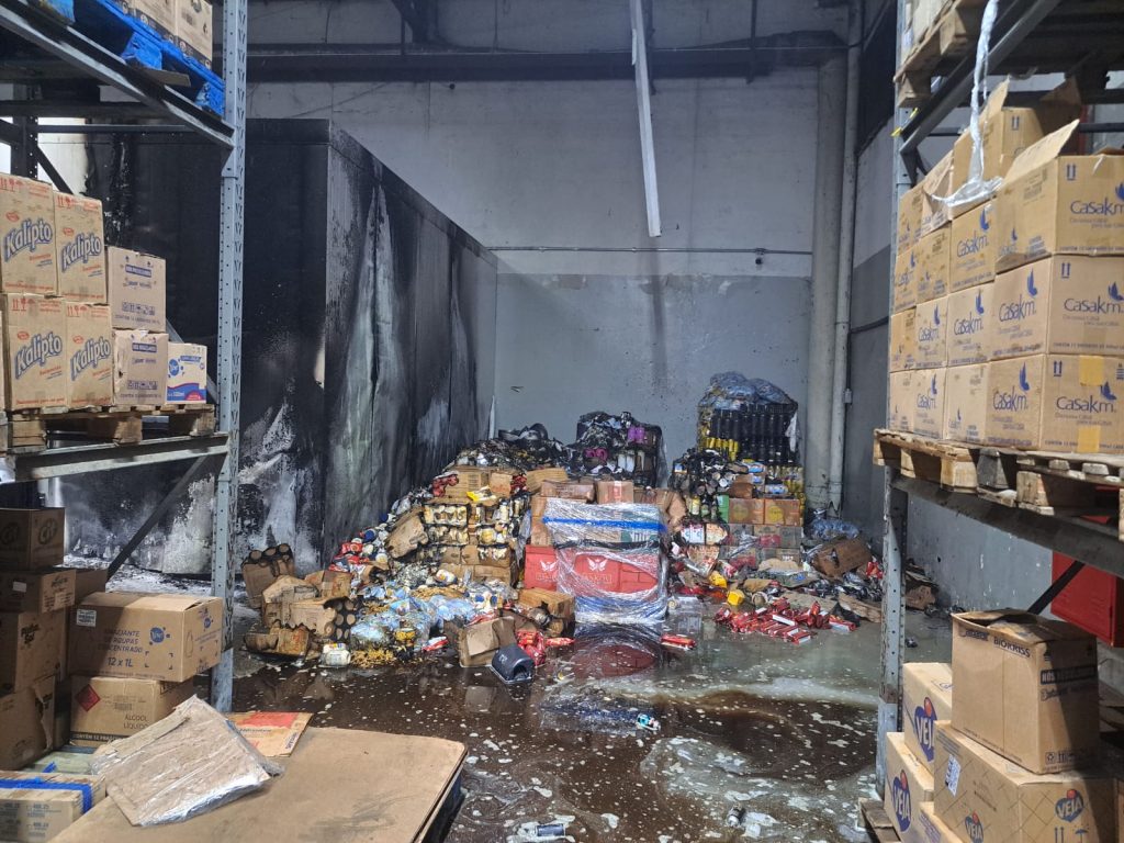 Incêndio atinge supermercado e mobiliza bombeiros na madrugada