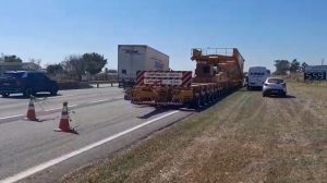 Após trocas de pneus, carreta gigante na Via Dutra estaciona em Canas!