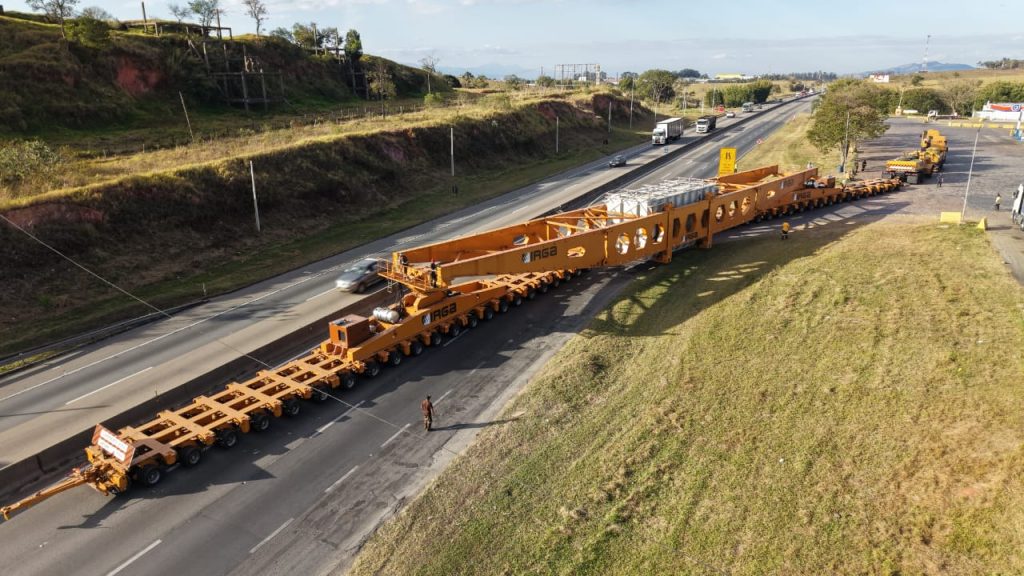 Carga especial na Via Dutra estaciona em Taubaté