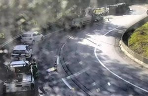 Carreta carregada de brita tomba na descida da Serra da Tamoios, em Caraguatatuba