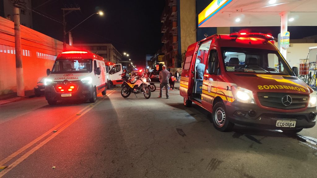 Colisão entre motos deixa duas pessoas feridas no centro de Caraguá