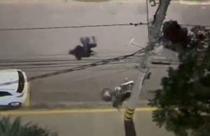 Criminoso tenta golpe do cartão no Jardim Aquarius, foge e deixa moto e máquina de cartão para trás. Polícia investiga o caso.