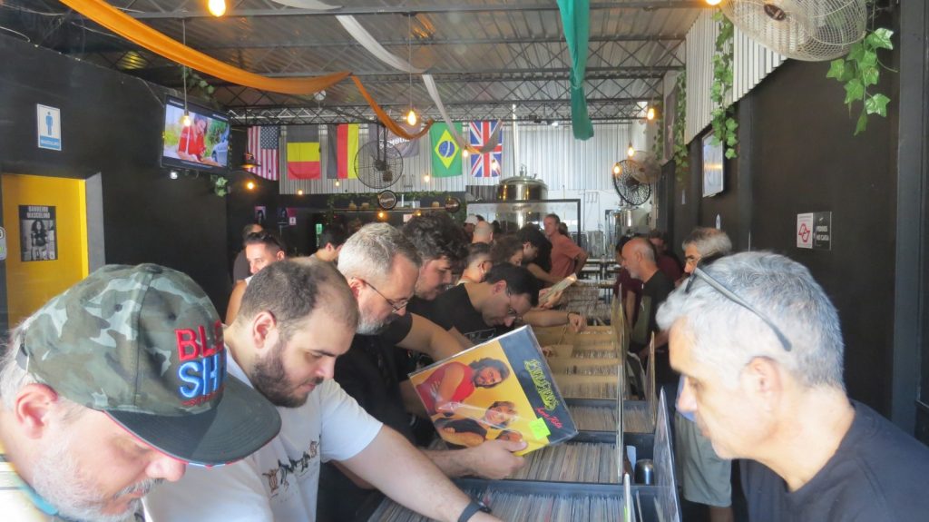 Feira de Vinil reúne mais de 10 mil LPs e tributo a Ozzy em São José dos Campos neste sábado, véspera do Dia dos Pais.