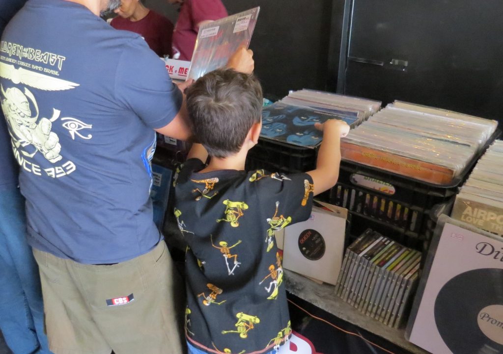 Feira de Vinil reúne mais de 10 mil LPs e tributo a Ozzy em São José dos Campos neste sábado, véspera do Dia dos Pais.