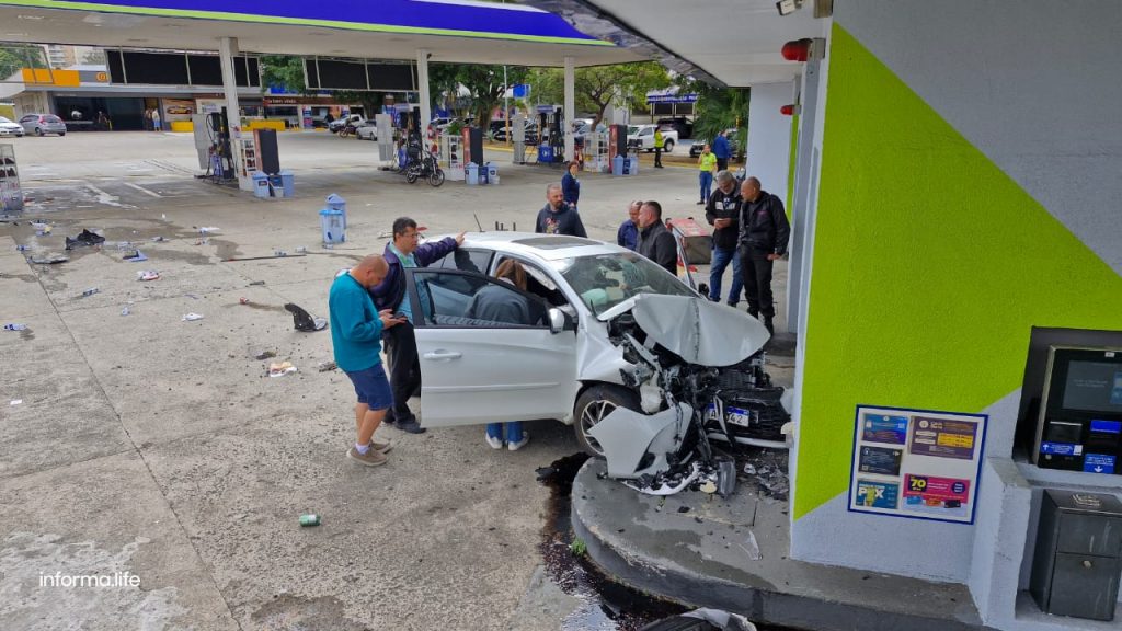Idoso perde controle e destrói estrutura de posto de gasolina em SJCampos