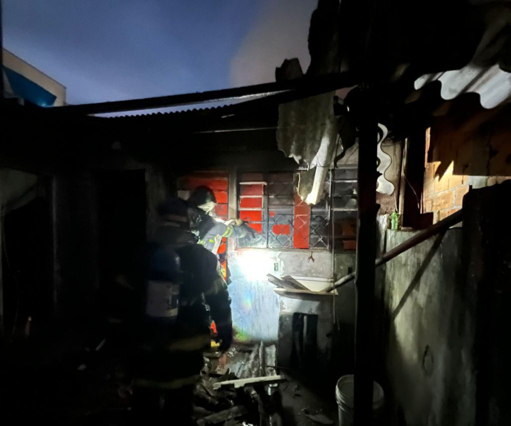 Incêndio em residência no Campos de São José mobilizou o Corpo de Bombeiros, que controlou as chamas sem vítimas.