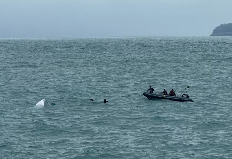 Lancha que naufragou é encontrada na costa sul de São Sebastião