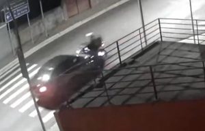 Motociclista é atropelado na avenida JK por carro que furou sinal vermelho