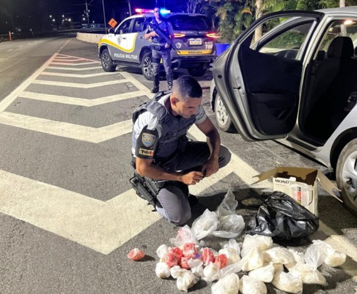 Passageira é presa com 3,5 mil porções de drogas em veículo de aplicativo em Caraguatatuba
