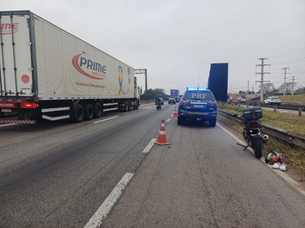 Queda de moto na Via Dutra causa congestionamento de 2km em São José