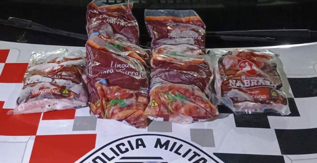 Segurança aciona PM, e homem é preso por furtar linguiça em supermercado no centro de SJC