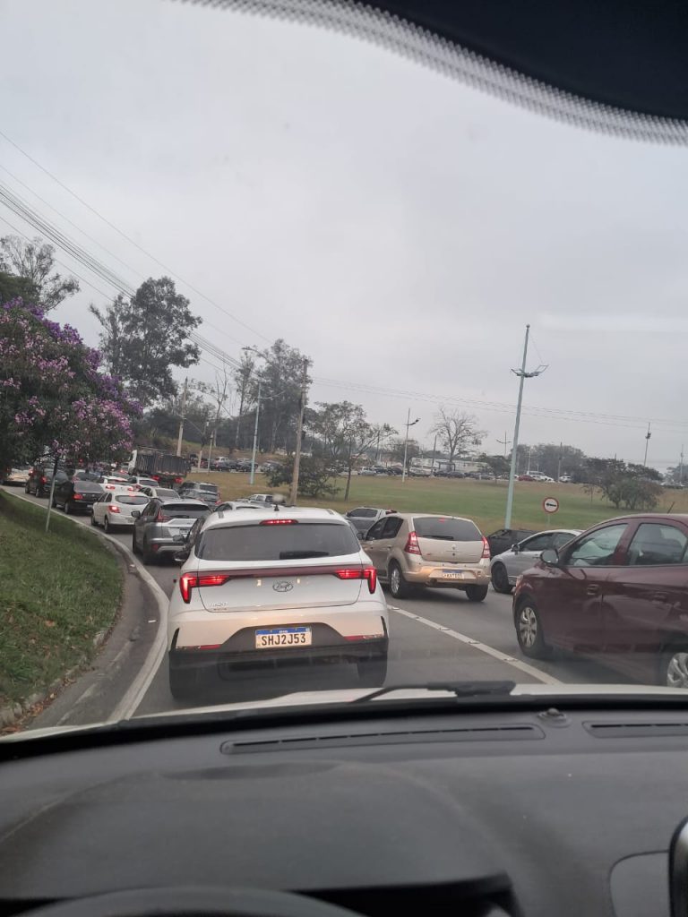Trânsito na zona leste trava ruas do Vista Verde e Motorama