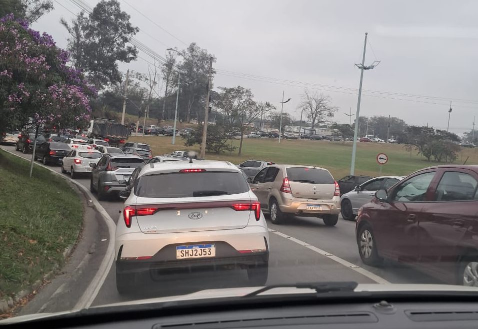 Trânsito na zona leste trava ruas do Vista Verde e Motorama