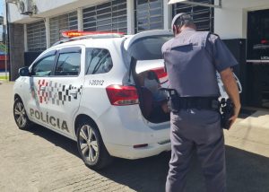 Trio é preso por roubo e estelionato cometidos em Ubatuba após perseguição na Oswaldo Cruz