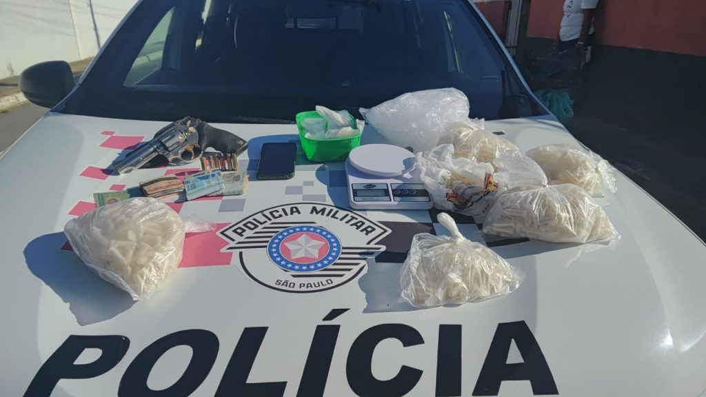 Homem é preso por tráfico de drogas e porte ilegal de arma durante operação da PM em Canas