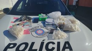 Homem é preso por tráfico de drogas e porte ilegal de arma durante operação da PM em Canas