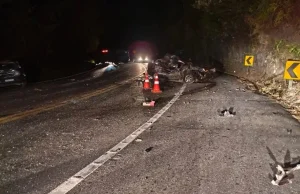 Acidente grave em Pindamonhangaba envolve caminhão e dois carros, deixa uma mulher morta e interdita rodovia por mais de uma hora.