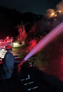Incêndio em aterro sanitário é controlado por Bombeiros em Ubatuba