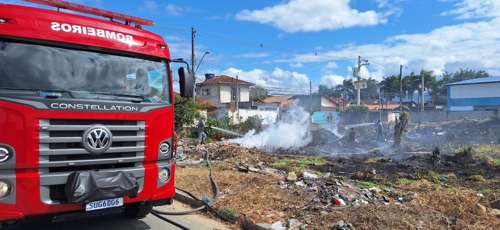 Incêndio próximo à escola em Caraguatatuba cancela aulas devido à fumaça