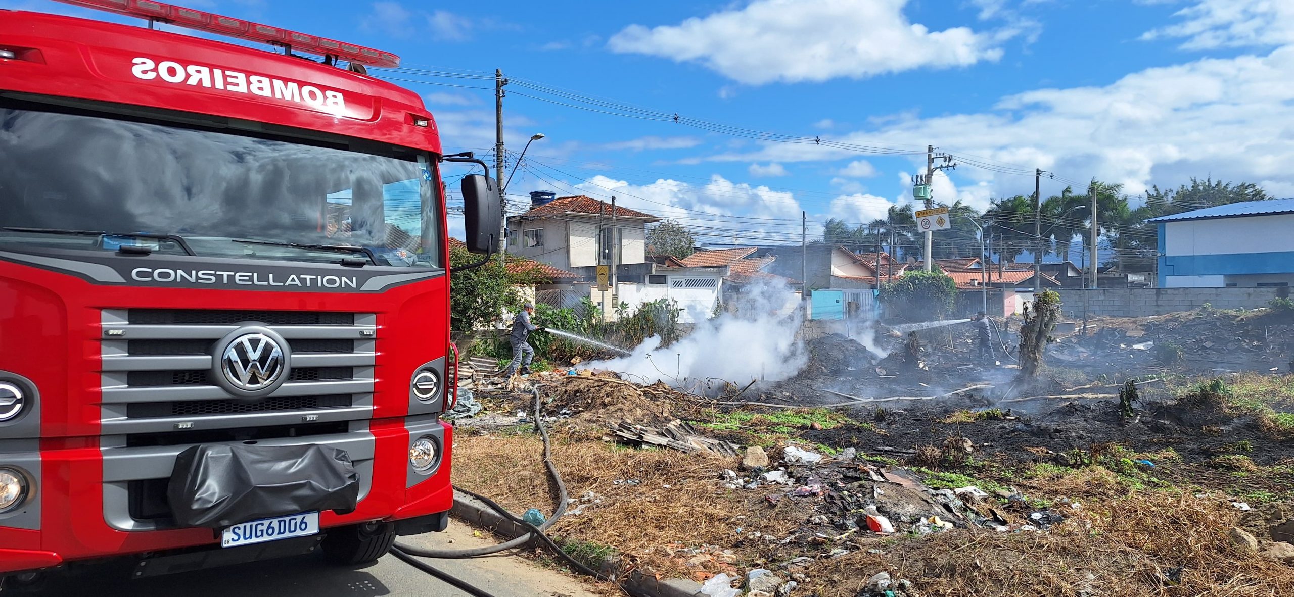 Incêndio próximo à escola em Caraguatatuba cancela aulas devido à fumaça 