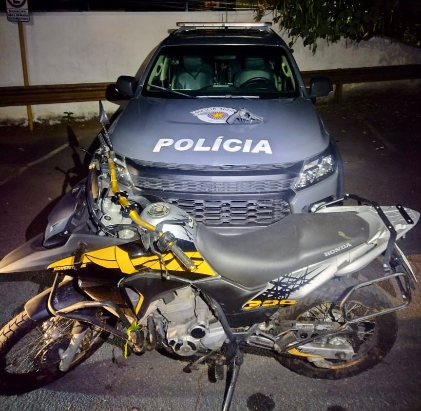Pindamonhangaba: indivíduo tenta fugir, mas é preso por roubo de motocicleta