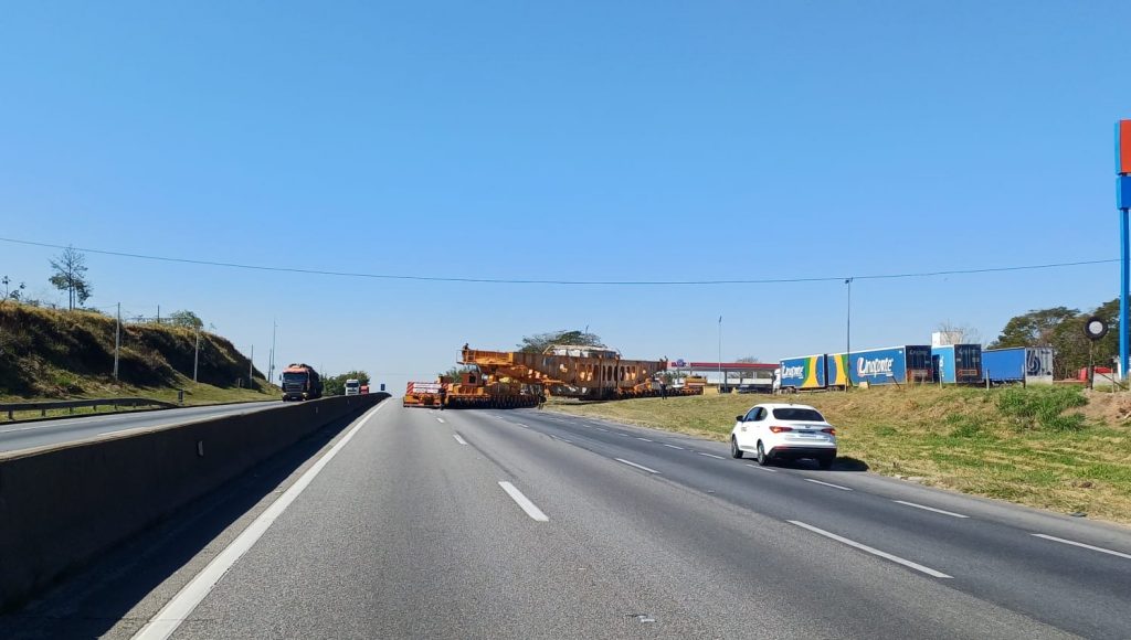 Carga especial que transita pela Via Dutra enfrenta problemas técnicos e adia viagem