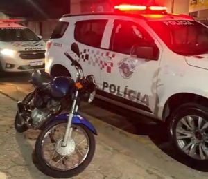 Homem é apreendido com motocicleta furtada e entorpecente em Lorena