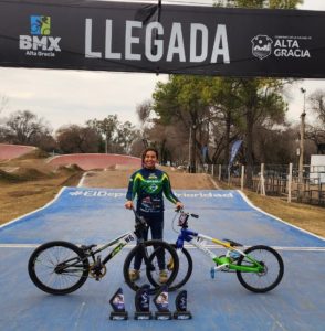 Joseense Manu Ramos é campeã sul-americana de BMX na Argentina