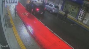 Criminosos armados rendem motorista e passageiro e roubam veículo no centro de Caraguatatuba