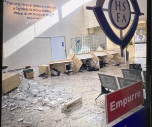 Pai revoltado quebra vidro da recepção de hospital em Jacareí após a morte do filho