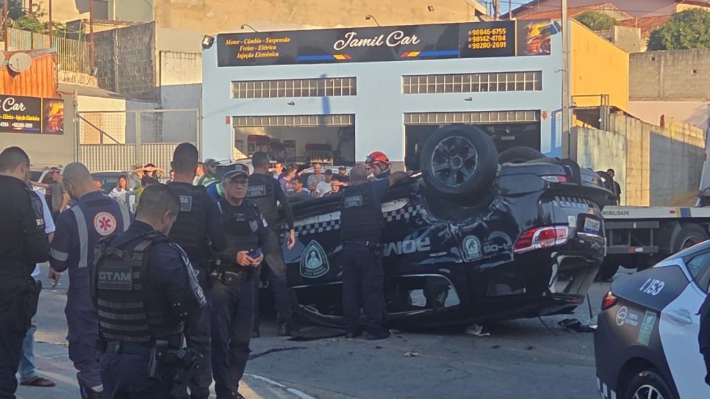 Viatura da GCM capota na Zona Sul de São José dos Campos