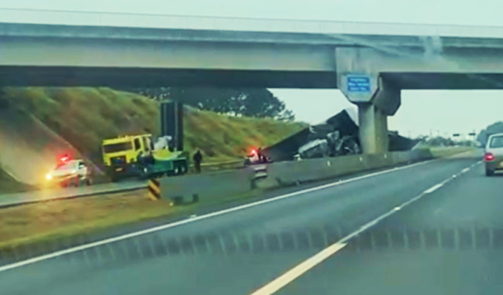 Motorista morre após colisão em pilar de viaduto na Tamoios em São José dos Campos