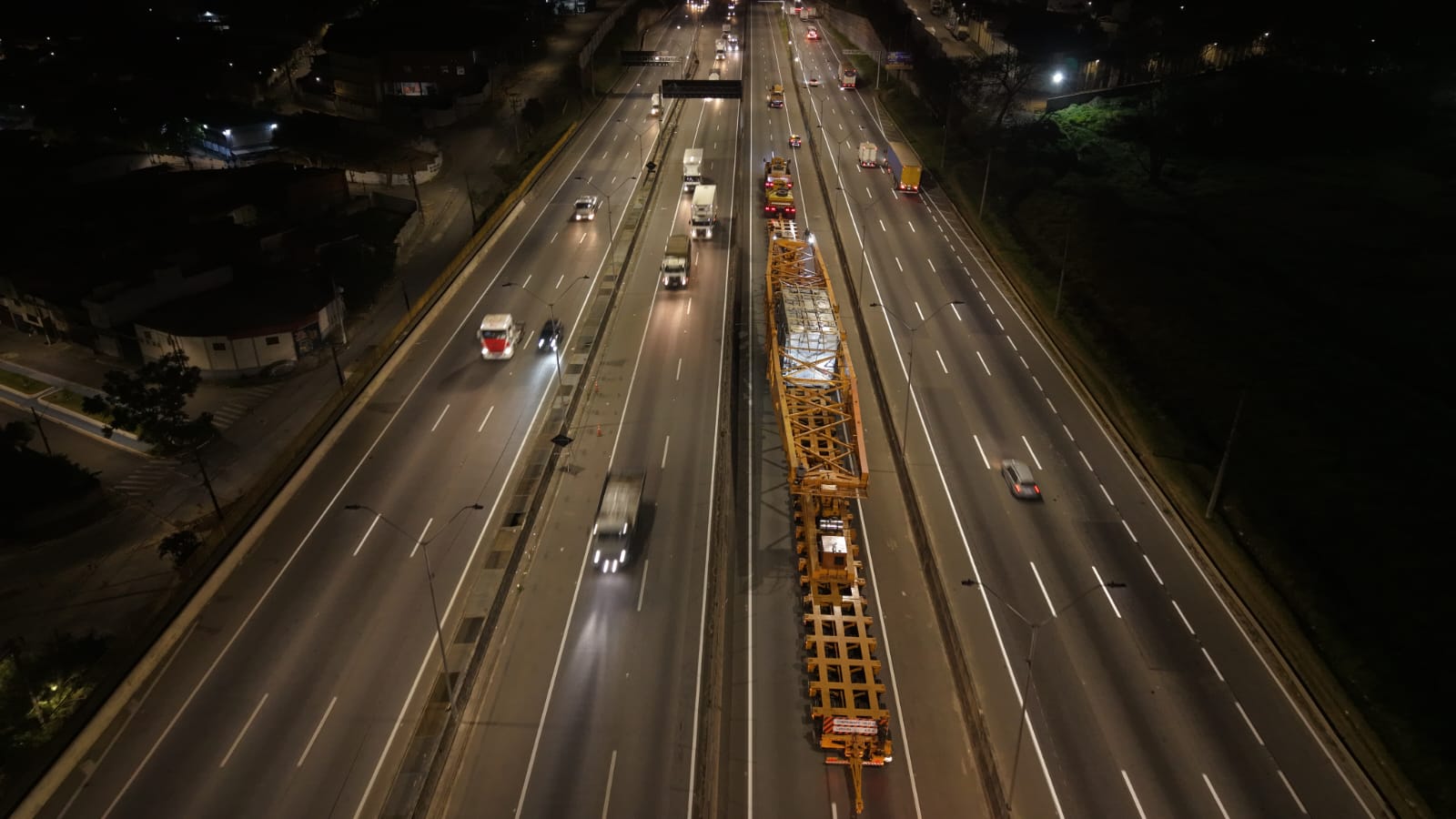 Segunda carga especial inicia deslocamento na Via Dutra em direção ao Rio de Janeiro