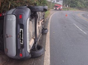 Carro com mulher grávida tomba na Rio-Santos neste sábado!