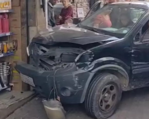 Ataque epilético ao volante: Carro fica desgovernado e acerta loja no centro de São José!