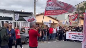 Servidores públicos de Caraguatatuba fazem protesto por reajuste salarial