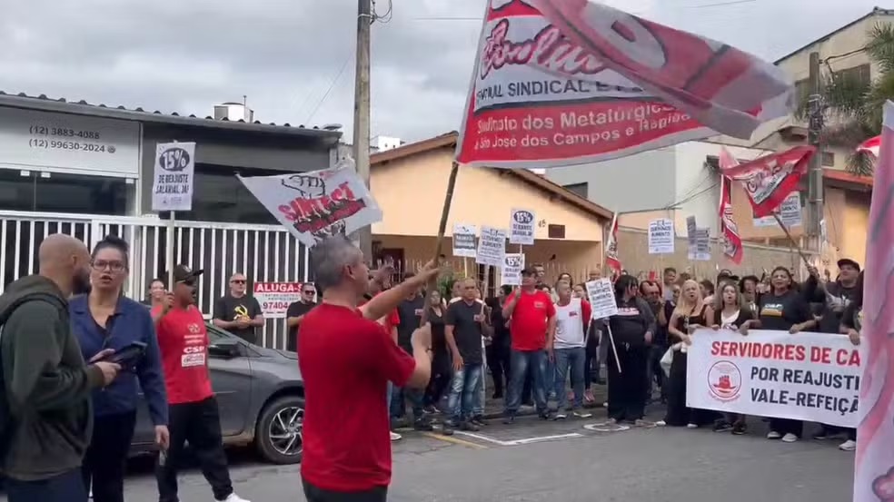 Servidores públicos de Caraguatatuba fazem protesto por reajuste salarial 