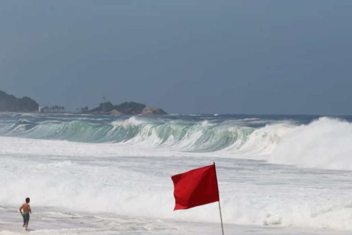Ressaca marítima no litoral pode ter ondas de até 2,5 metros