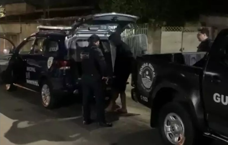 Com violência e ameaça com arma, adolescentes roubam universitários; um é apreendido!