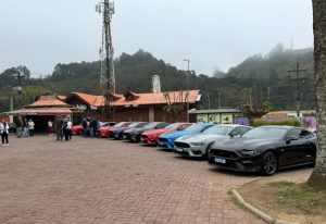 Encontro de Mustangs arrecada brinquedos para o Dia das Crianças em Campos do Jordão