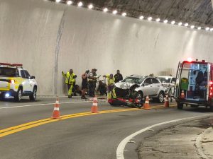 Acidente na estrada de Campos do Jordão deixa feridos e interdita via