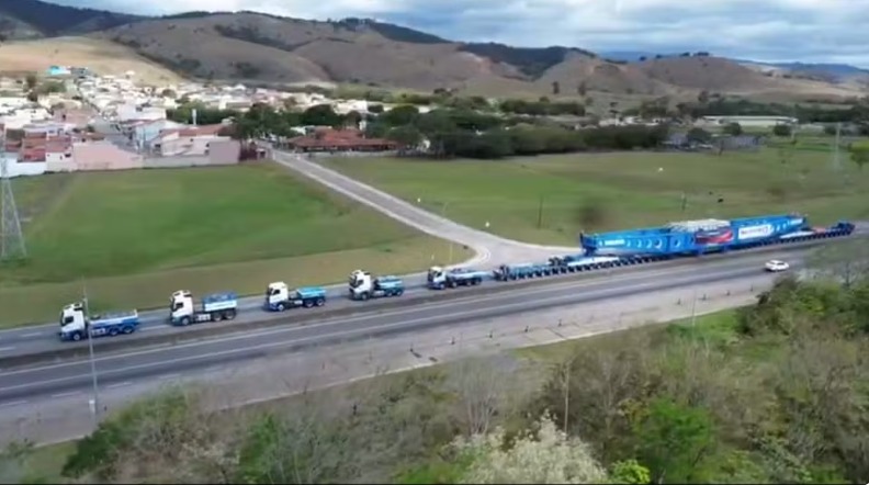 Após deixar Pinda, carga gigante percorre 55 km na Via Dutra e estaciona em Canas