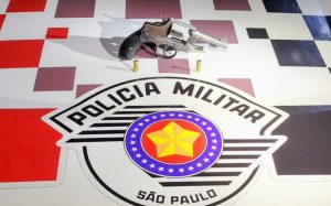 Após disparos em frente à adega, um é preso por porte ilegal e outro por desacato